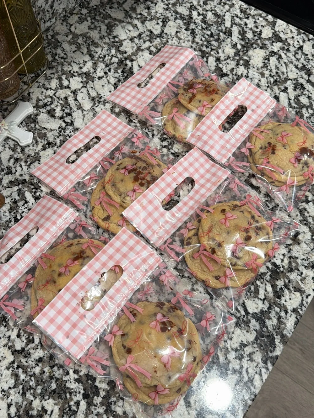 12 HOMEADE CHOCOLATE CHIP COOKIES